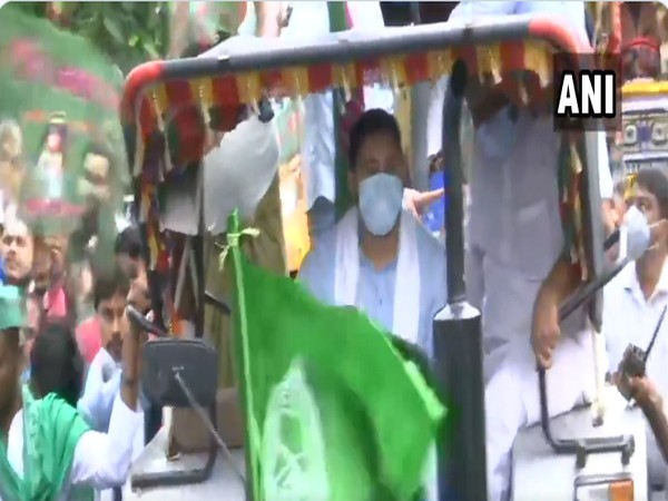  RJD leader Tejashwi Yadav drives a tractor, as he takes part in the protest against farm Bills. [Photo/ANI]