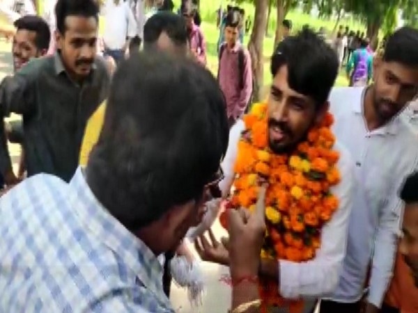 Screengrab from the viral video, in which student and principal can be seen indulged in heated arguments in the Dayanand College in Rajasthan's Ajmer. Photo/ANI