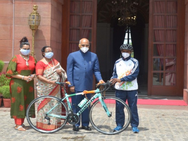 President Ram Nath Kovind gifts sports bicycle to budding cyclist Riyaz. (Photo/ANI)