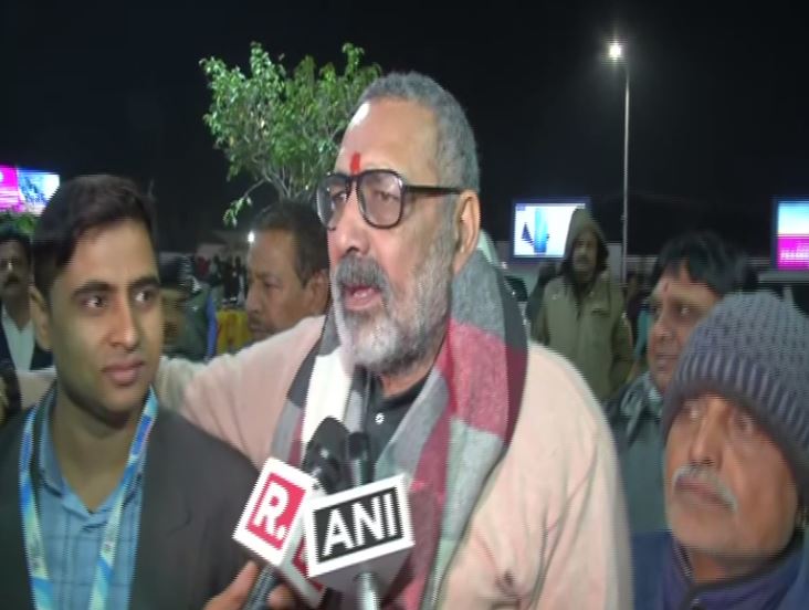 Union Minister Giriraj Singh talking to media in Patna on Wednesday (photo/ANI)