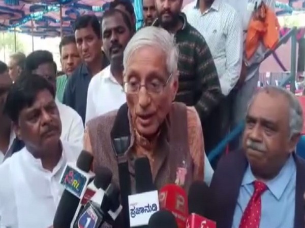 Rajmohan Gandhi speaking to reporters in Mysuru on Saturday. Photo/ANI