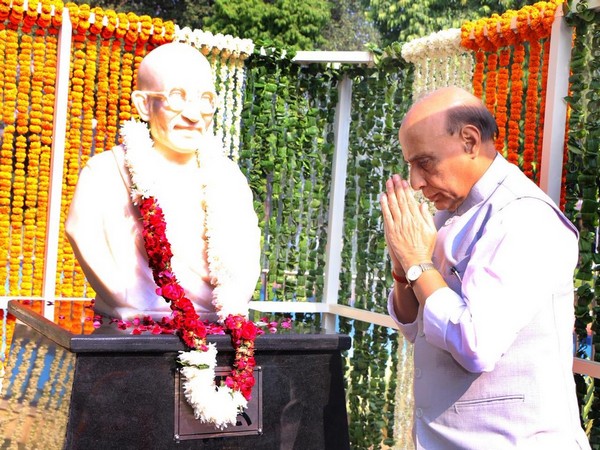  Defence Minister Rajnath Singh unveils Mahatma Gandhi's statue in Delhi cantonment on Wednesday. (Photo/ANI)