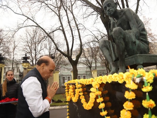 Rajnath Singh pays floral tributes to Mahatma Gandhi in Moscow. (Photo courtesy: Rajnath Singh twitter handle)