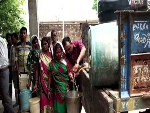 Villagers taking water in turns from the tractor trolley (Photo/ANI)