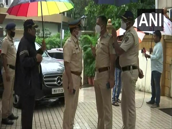 Police waiting at the gate of Ram Kadam's house (Photo/ANI)