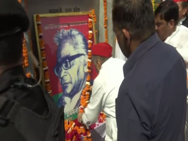 Samajwadi Party patriarch Mulayam Singh Yadav on Saturday paid tribute to Dr Ram Manohar Lohia at Lohia Park in Lucknow. Photo/ANI