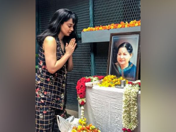 Kangana Ranaut paying homage to Jayalalithaa on her death anniversary (source: Taran Adarsh's Instagram)