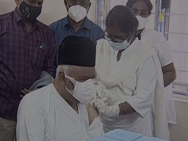 Booster dose being administered in Government Unani Hospital, Charminar. (ANI/photo)