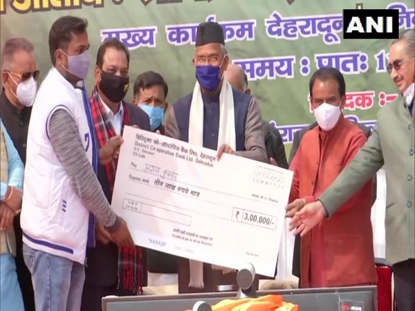 Uttarakhand CM Trivendra Singh Rawat distributes interest-free loan to farmers (Photo/ ANI)