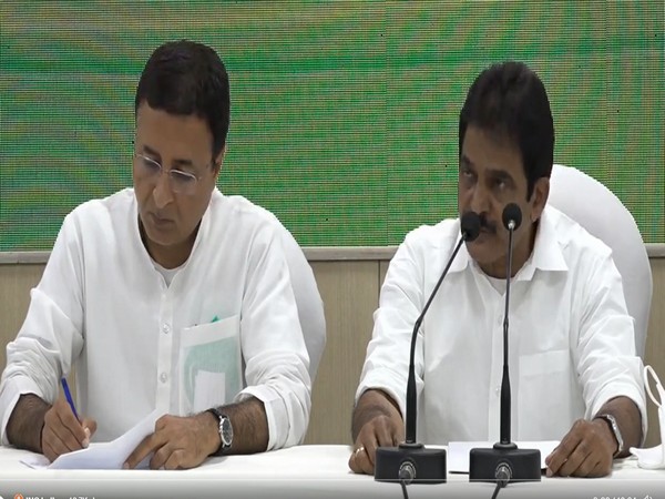 Congress leaders R Surjewala and KC Venugopal (File Photo) 