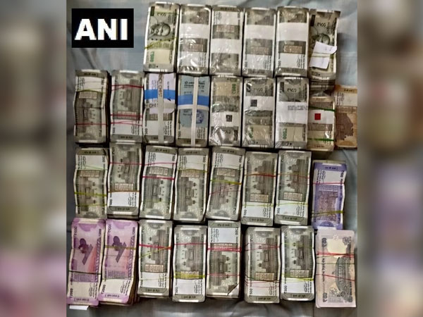IT department claims to recover Rs 4.52 Crores in raids conducted on Thursday at premises of former Karnataka CM G Parameshwara 