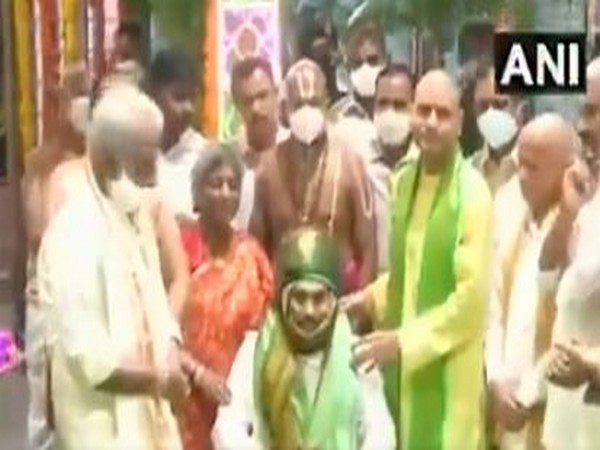 Jagan Mohan Reddy took part in the temple program and offered cloth to God and participated in Garuda Seva. Photo/ANI