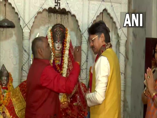 BJP leader Rajeshwar Singh offers prayers at Chandrika Devi Temple (Photo/ANI)