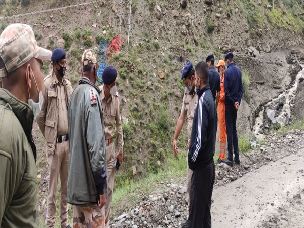Police Officials at rescue operation at Tonzing Nalla in Lahaul-Spiti district