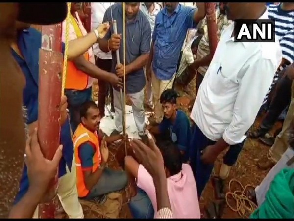 Rescue operation continues in Nadukattupatti of Tiruchirappalli district on Saturday. Photo/ANI