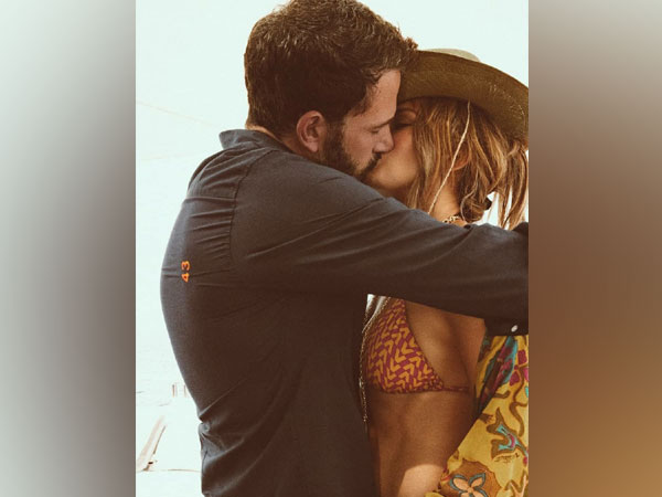 Jennifer Lopez kissing Ben Affleck (Image source: Instagram)