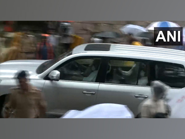 NCP leaders Sharad Pawar, Ajit Pawar reach Matoshree to meet Uddhav Thackeray (Photo:ANI)