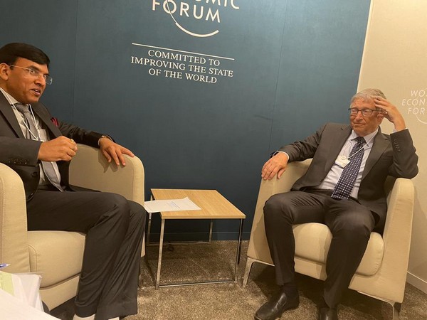 Union Health Minister Mansukh Mandaviya with Microsoft Co-founder Bill Gates at Davos. (Photo: Mansukh Mandaviya Twitter)