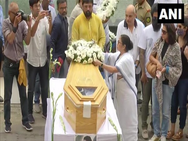 Mamata Banerjee paying her last respects to singer KK at cultural centre, Rabindra Sadan in Kolkata on Wednesday. [Photo/ANI]
