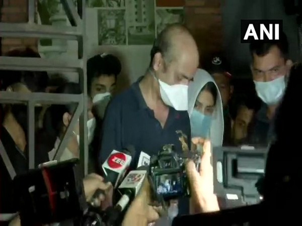 Visual of Rhea Chakraborty leaving from the Enforcement Directorate office in Mumbai on Friday.