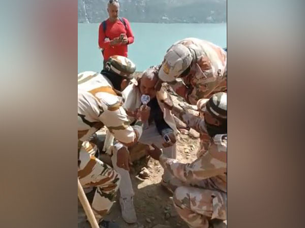 ITBP providing oxygen to Amarnath pilgrims. (Photo Source: Twitter)