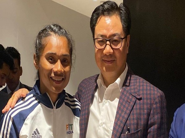 Kiren Rijiju with Hima Das (Photo/ Kiren Rijiju Twitter)