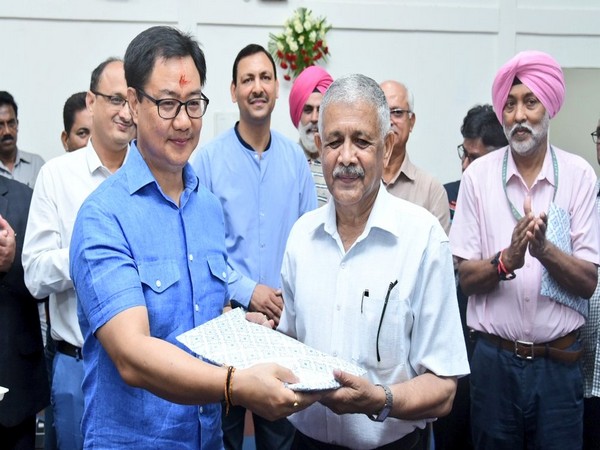 Kiren Rijiju  honouring former hockey players. (Photo/Kiren Rijiju Twitter)