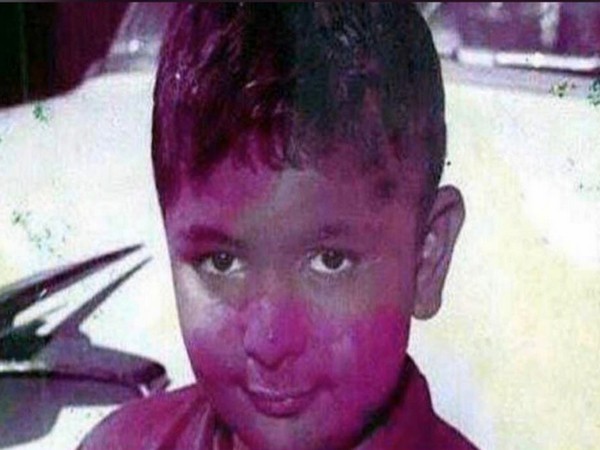 Rishi Kapoor as a child drenched in colours (Image courtesy: Twitter)