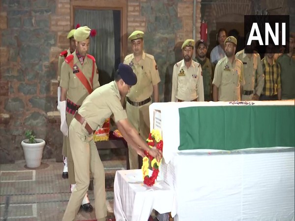 IGP Kashmir Zone Vijay Kumar along with other police personnel paid tribute to ASI Mushtaq Ahmad. (ANI/photo)