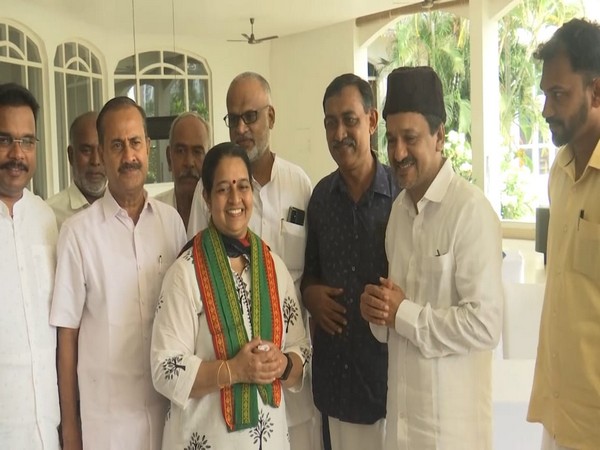 IUML Kerala chief Syed Sadiq Ali Shihab Thangal with UDF candidate Uma Thomas. (Photo/ANI)