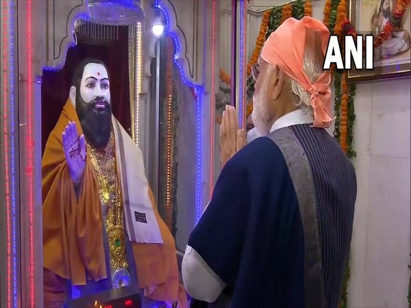 PM Modi offers prayers to Guru Ravidas on his birth anniversary (Photo/ANI)