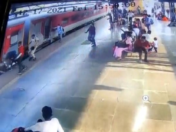 CCTV footage of RPF personnel saving a woman (Photo/ANI) 