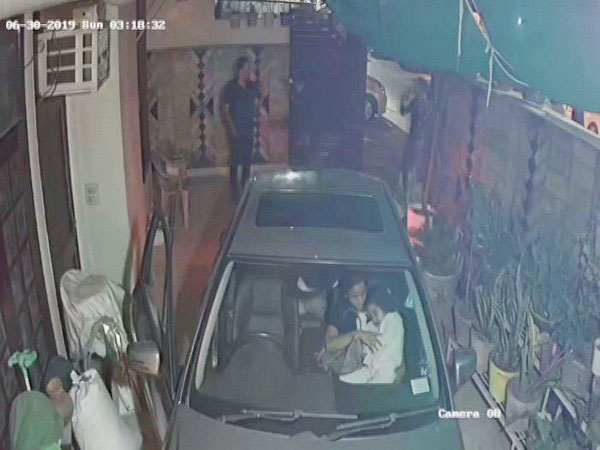 CCTV footage showing man being nabbed by robbers at gunpoint