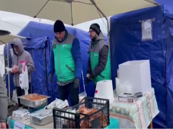 A charity organisation providing food to the people at the border (ANI/Photo)