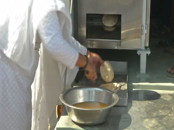 
    Roti on Wheels- Rajkot's innovative way to feed hot meals to the hungry
    