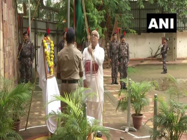 RSS General Secretary Bhaiyaji Joshi hoisted the national flag in Nagpur on Thursday. Photo/ANI