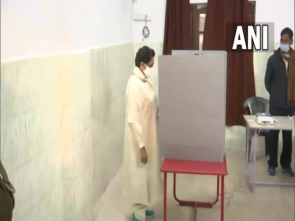 BSP chief Mayawati casts her vote in Lucknow today (Photo/ANI)