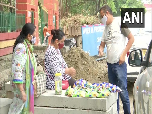 Indian para shooter Dilraj Kaur is forced to sell chips along with her mother on the road in front of Dehradun's Gandhi Park to make her ends meet (ANI).