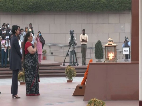 Wife, daughter of Kargil hero Major Chandra Bhushan Dwivedi lay wreath at National War Memorial on third anniversary (Photo:ANI)