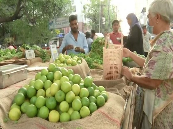Lemon prices soar in Hyderabad causing great difficulty to retailers. (Photo/ANI)