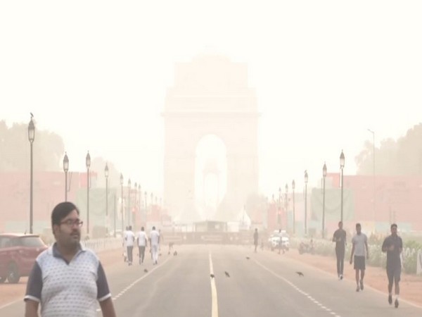 Smog engulfs India Gate in New Delhi (File photo)