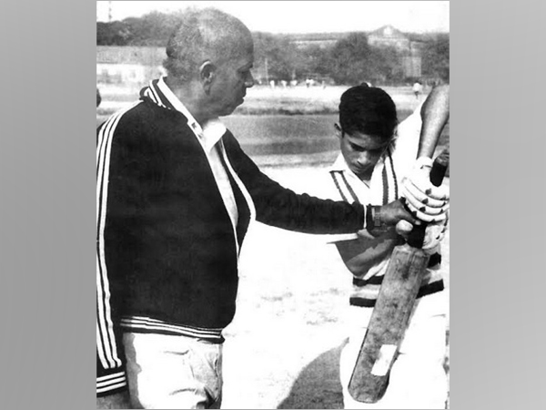 Coach Ramakant Achrekar and Sachin Tendulkar (Image: Sachin Tendulkar's Twitter)