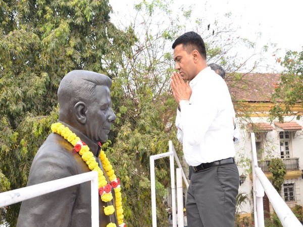 Pramod Sawant  pays floral tributes to Dayanand Bandodkar (Photo credit Pramod Sawant's Twitter account) 