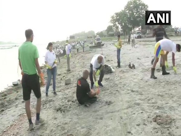 People taking part in the cleaniliness drive organised on World Cleanup day at Yamuna ghar in Delhi on Saturday. Photo/ANI