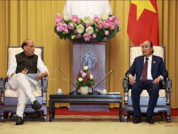 Defence Minister Rajnath Singh and Vietnam President  Nguyen Xuan Phuc (Photo credit: Twitter@rajnathsingh)