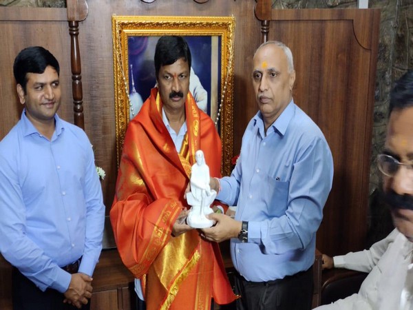 Rebel Congress-JDS Karnataka MLA Ramesh Jarkiholi during his visit to Sai Baba temple in Shirdi on Saturday. Photo/ANI