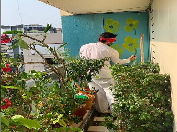 The picture of Saif Ali Khan painting the balcony wall shared by Kareena Kapoor (Image courtesy: Instagram) 