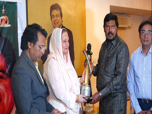 Saira Banu accepting Bharat Ratna Dr Ambedkar Award in behalf of late Dilip Kumar