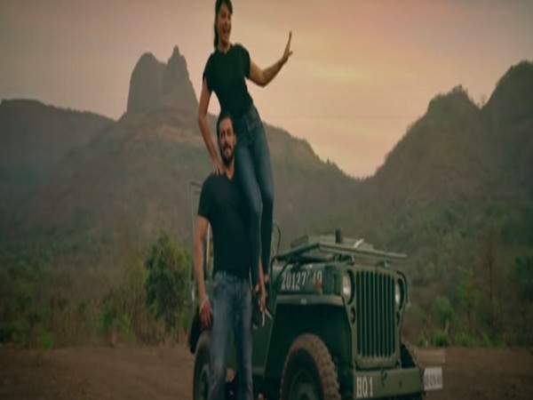 A still from the official music video of 'Tere Bina' featuring actors Salman Khan and Jacqueline Fernandez (Image courtesy: YouTube) 