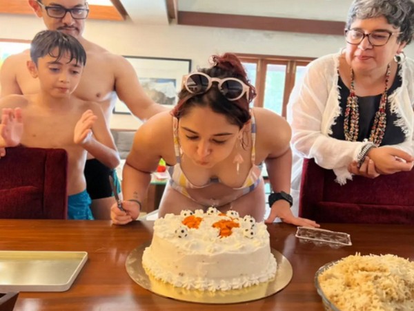 Aamir Khan with family (Source: Instagram)